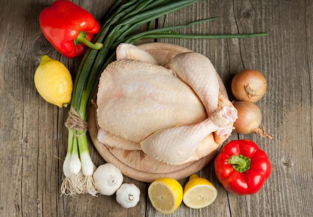 Poulet cru aux légumes