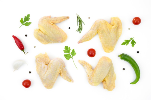 Poulet cru avec différents ingrédients