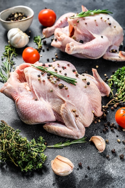 Poulet cru entier au thym