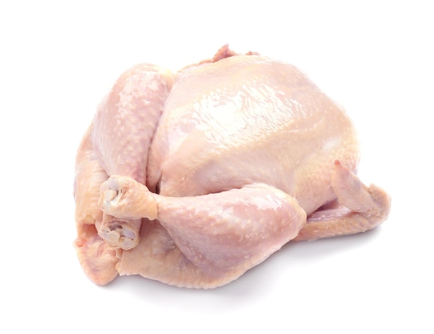 Poulet cru entier sur fond blanc
