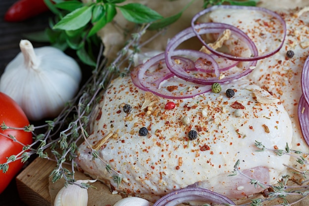 Poulet cru frais aux herbes, ail, oignon, tomates et piment