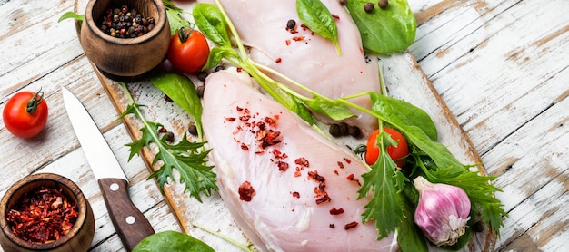 Poulet cru frais sur une planche à découper