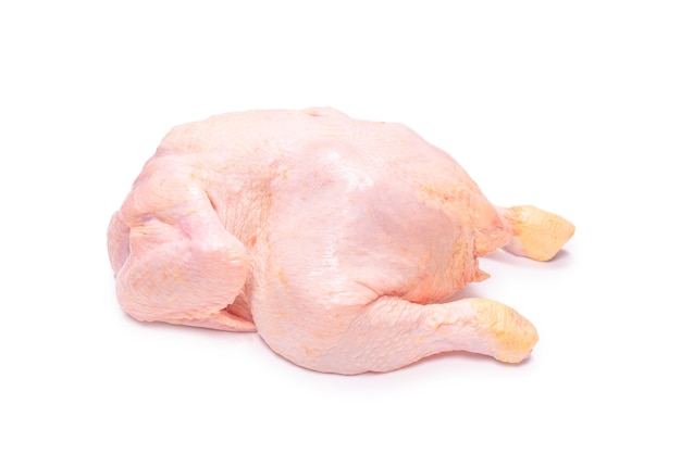 Poulet cru isolé sur fond blanc.