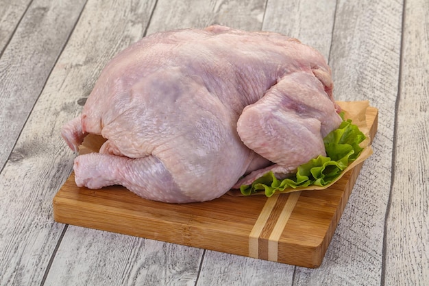 Poulet cru prêt pour la cuisson