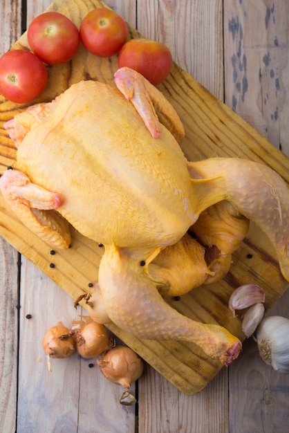 Poulet cru sur une table en bois