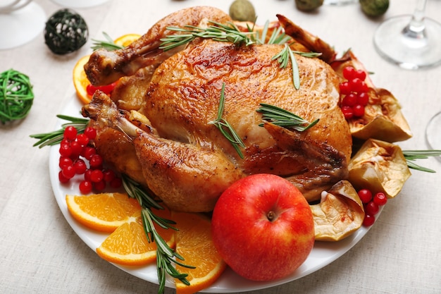 Poulet cuit au four pour un dîner de fête. réglage de la table de Thanksgiving