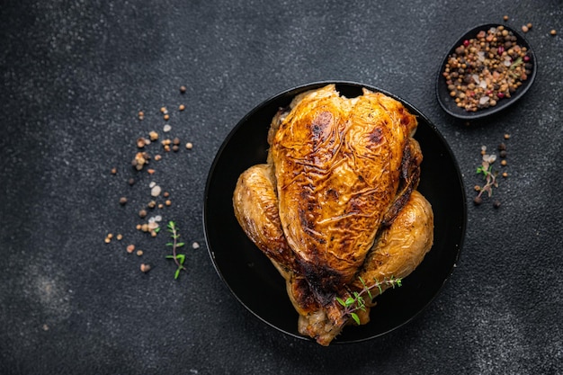 poulet cuit au four viande de volaille frais prêt à cuisiner repas sain nourriture collation sur la table copie espace