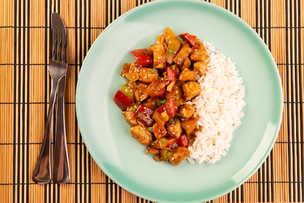 poulet dans un plat vert sur table en bois - cuisine chinoise.