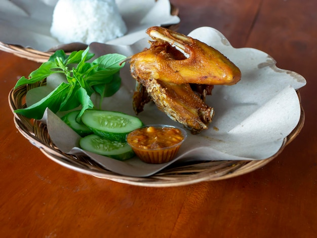 Poulet domestique frit Ayam Goreng Kampung avec légumes et sauce piquante