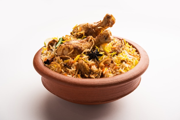 Le poulet Dum Handi Biryani est préparé dans un pot en terre ou en argile appelé Haandi. Nourriture non végétarienne indienne populaire