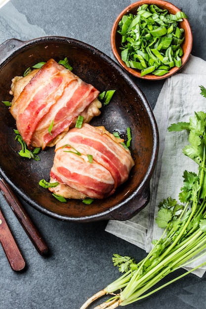 Poulet enrobé de bacon aux herbes