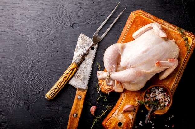 Poulet Entier Cru Aux Herbes Et Épices