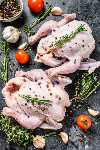 Poulet entier cru de ferme biologique aux herbes