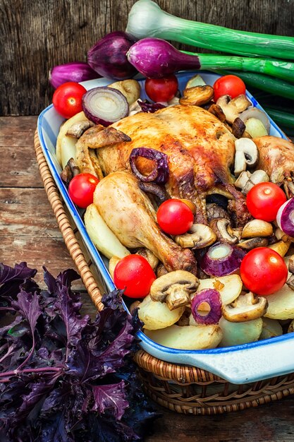 Poulet entier cuit au four dans des légumes