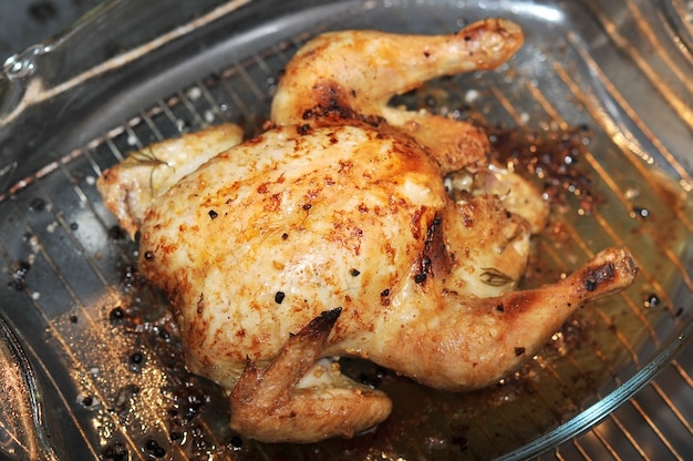 Poulet entier cuit au four avec des épices