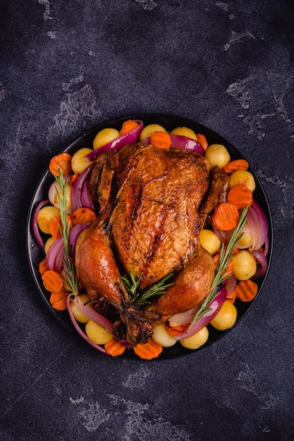 Poulet entier cuit au four avec des légumes