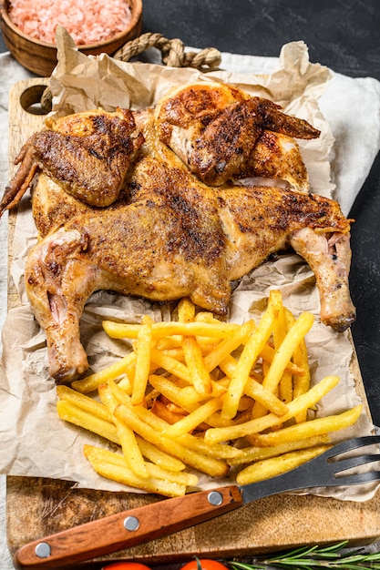 Photo poulet entier cuit au four avec pommes de terre. vue de dessus