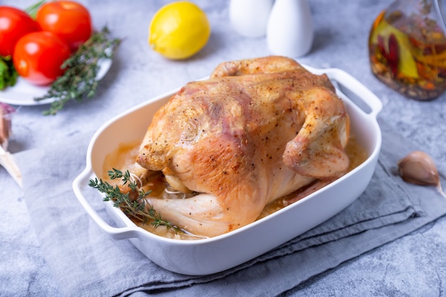 Poulet entier cuit au sel de mer