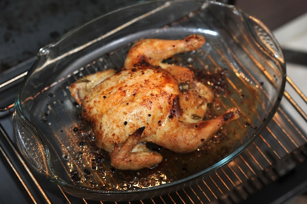 Poulet entier dans un plat en verre