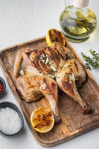 Poulet entier grillé, sur fond blanc