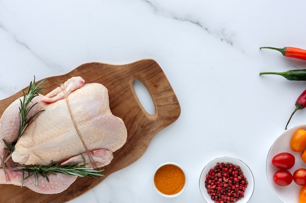 Poulet entier non cuit aux herbes et épices