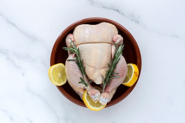 Poulet entier non cuit aux herbes et épices