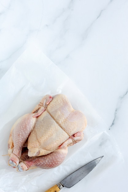 Photo poulet entier non cuit aux herbes et épices