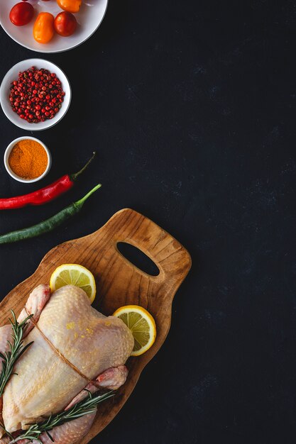 Poulet entier non cuit aux herbes et épices