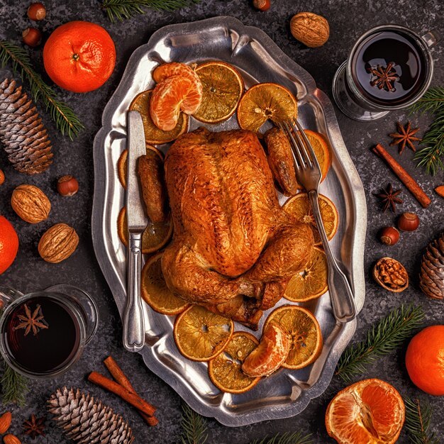 Poulet entier rôti avec décoration de Noël