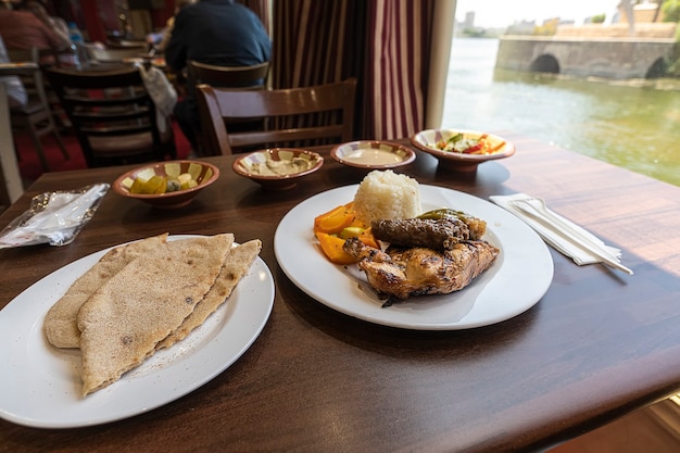 Poulet épicé chaud tikka masala dans un bol. Poulet au curry avec riz, pain naan indien au beurre, épices, herbes. Pain plat de pain Patta, une cuisine traditionnelle d'Israël, d'Egypte, de Jordanie, du Moyen-Orient.