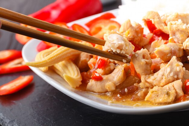 Poulet épicé avec du riz sur une plaque