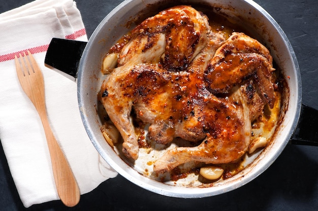 Poulet épicé frit dans une poêle à frire