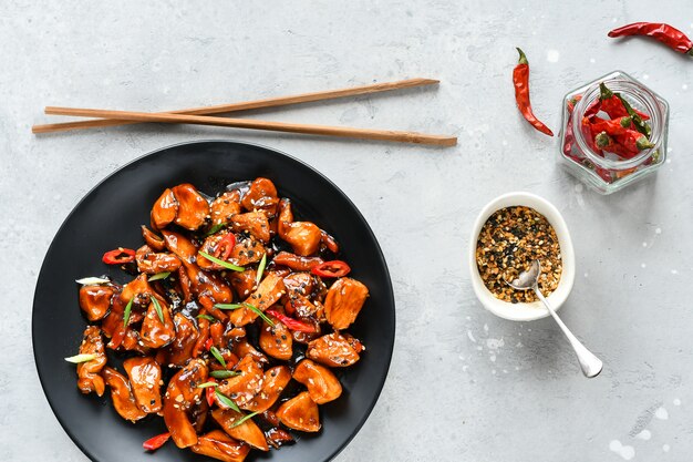 poulet épicé à la sauce aigre-douce avec piment rouge.