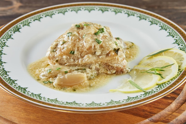 Poulet à l'estragon avec moutarde et oignons perlés. Cuisine gastronomique française.