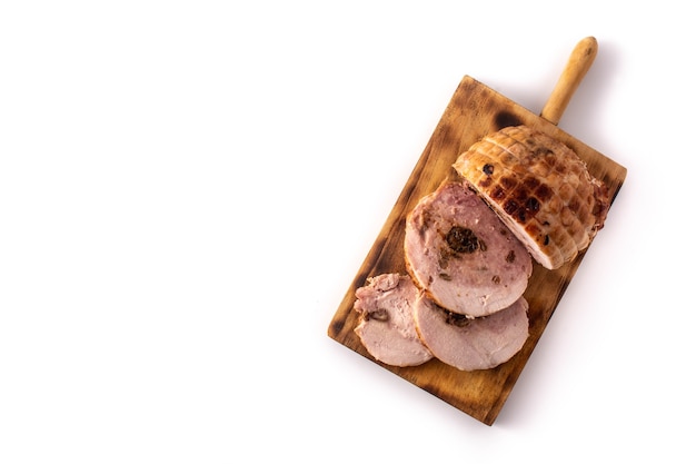 Poulet farci aux noix isolé sur une surface blanche