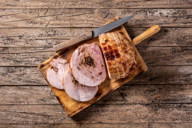 Poulet farci aux noix sur table en bois rustique