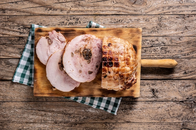 Poulet farci aux noix sur table en bois rustique.