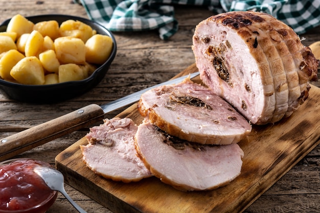 Poulet farci aux noix sur table en bois