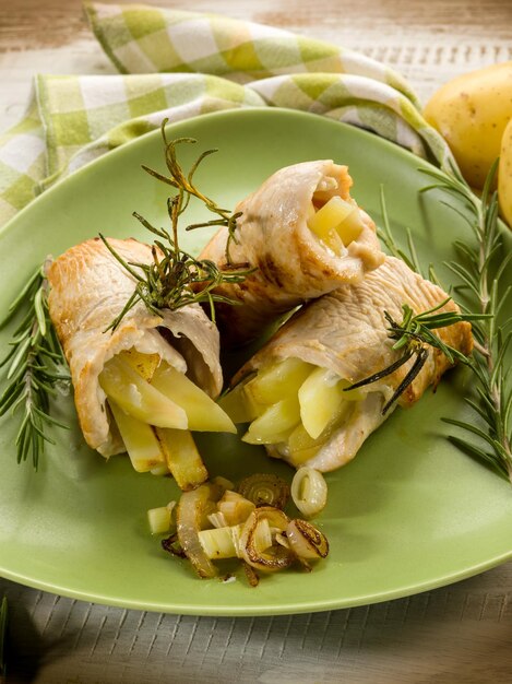 Poulet farci aux pommes de terre frites