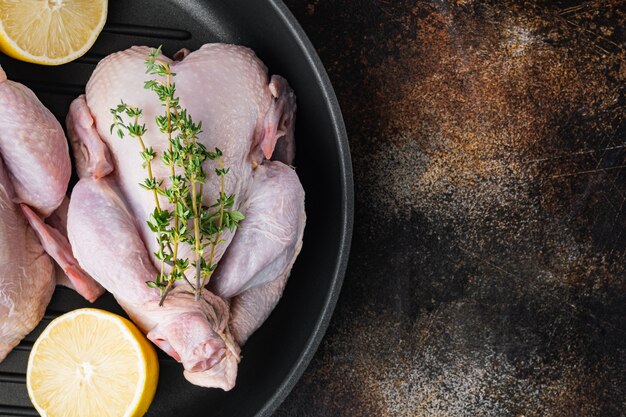 Poulet frais entier cru fermier sur la lèchefrite