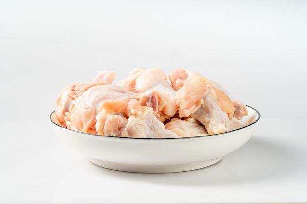 Poulet frais sur un fond blanc, pur