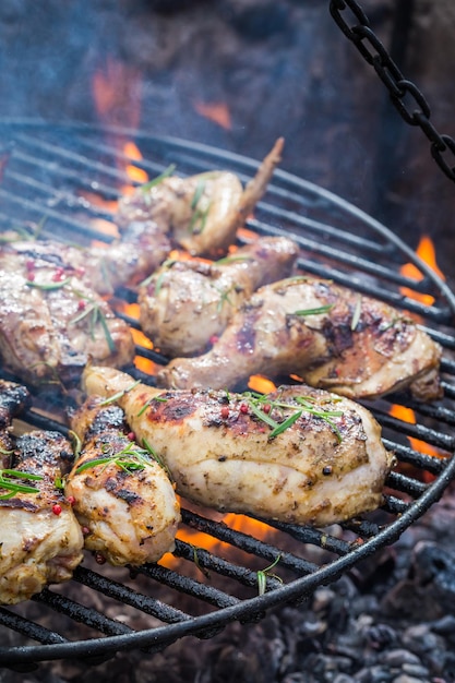 Poulet frais sur grill avec romarin et épices