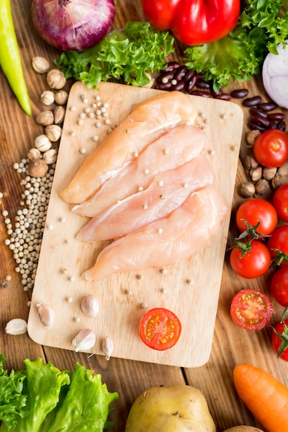 Poulet frais avec salade. Coloré de légumes biologiques frais pour cuisiner un régime et des aliments sains.