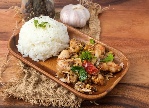 Poulet frit à l'ail et au poivre avec du riz. Plat thaïlandais.