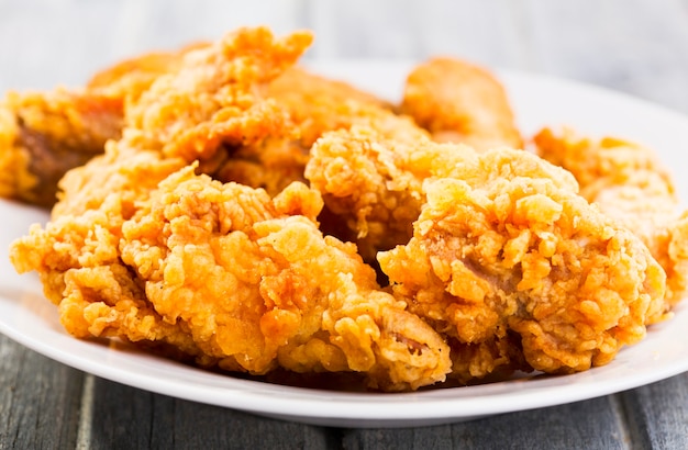 Poulet frit sur une assiette sur une table en bois