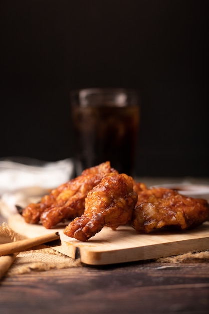 Poulet frit au barbecue coréen chaud et épicé sur une planche à découper en bois