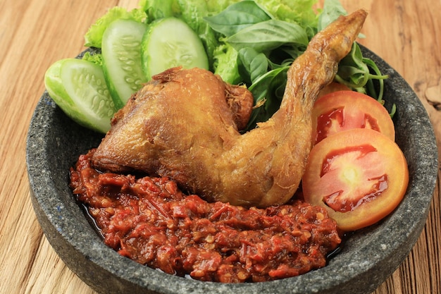 Poulet Frit Ayam Penyet ou Penyetan Ayam avec Pâte de Piment Sambal Épicé