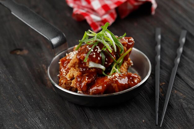 Poulet frit coréen au poulet Yangnyeom avec sauce épicée et graines de sésame