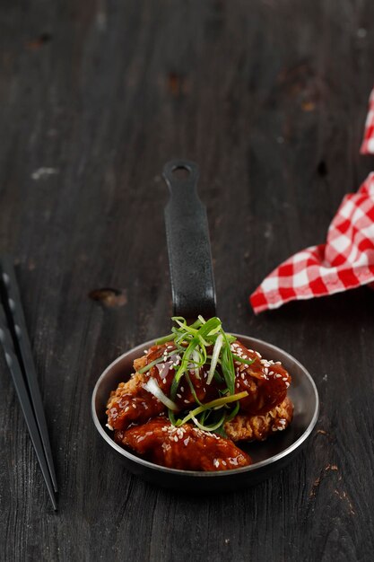 Poulet Frit Coréen ou Dakgangjeong Poulet Frit Épicé Aile de Drumette Frit avec Sauce Épicée Rouge