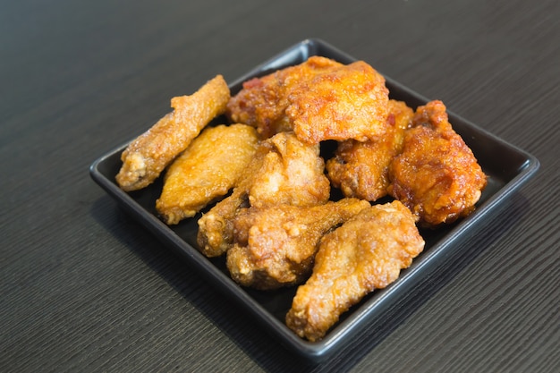 Poulet frit coréen dans une assiette